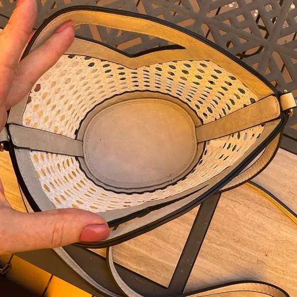 Lightweight summer crossbody bucket purse - Picture 4 of 9